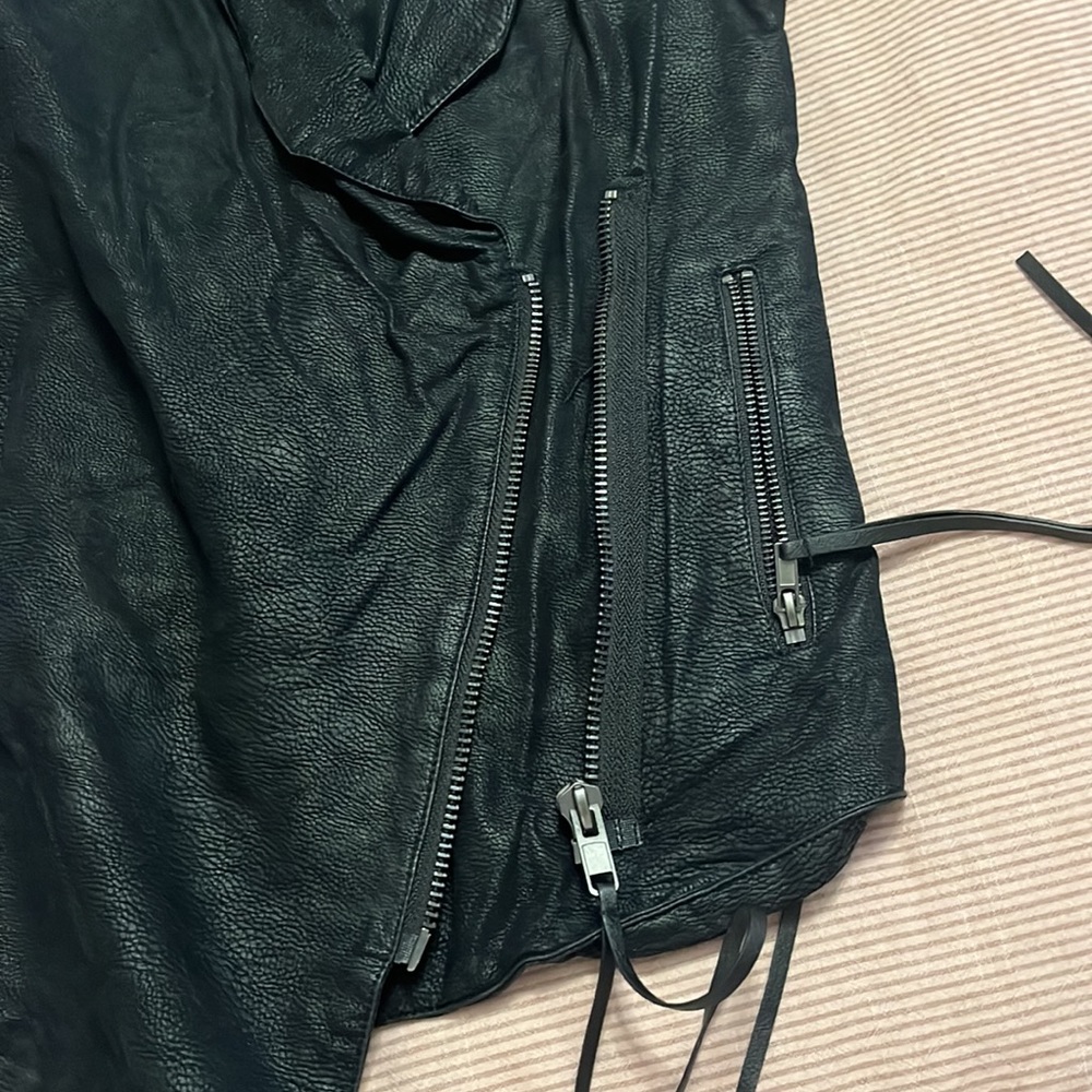 Divided Black Sleeveless Vest - Picture 9 of 13
